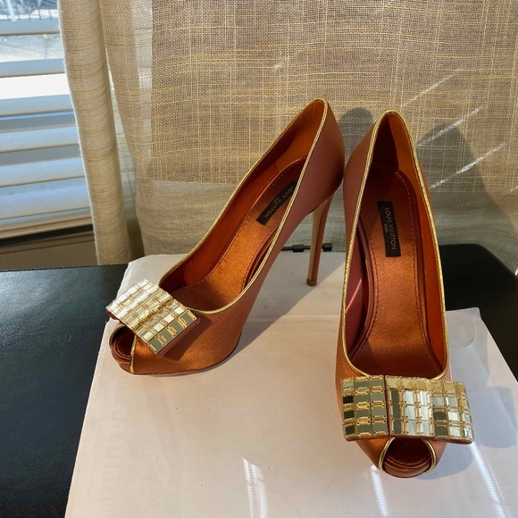 LOUIS VUITTON MUSIC HALL COPPER SATIN OPEN TOEPUMPS GOLD LEATHER TRIM HEELS 36.5 - Picture 1 of 11